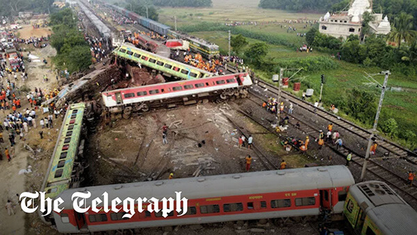 印度火车相撞事故：救援任务结束时，无人机画面显示了令人震惊的破坏规模